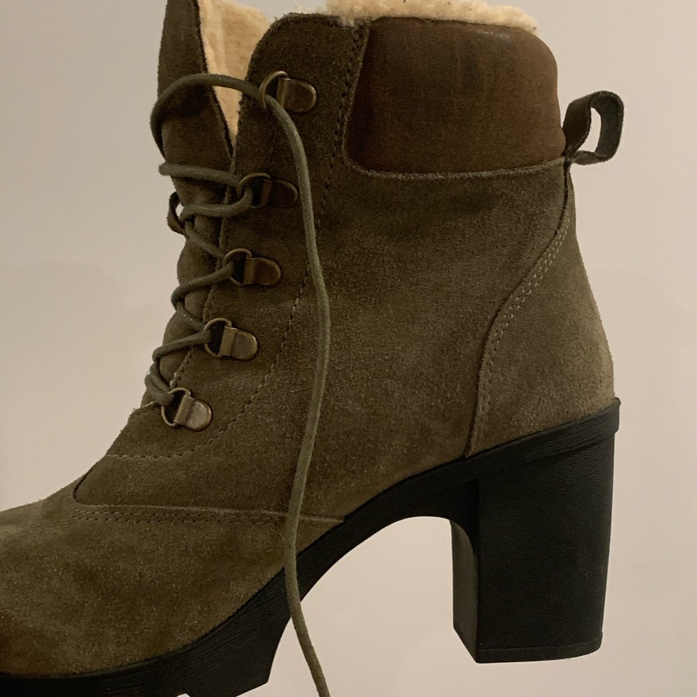 Heeled fur boots, olive